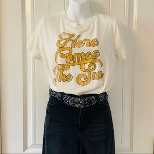 molly green here comes the sun tee | medium